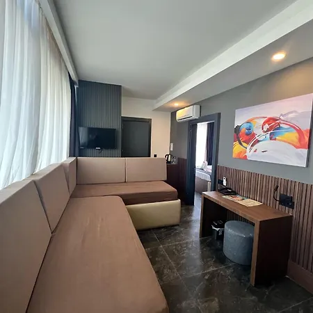 Wolf Of The City & Spa Hotel