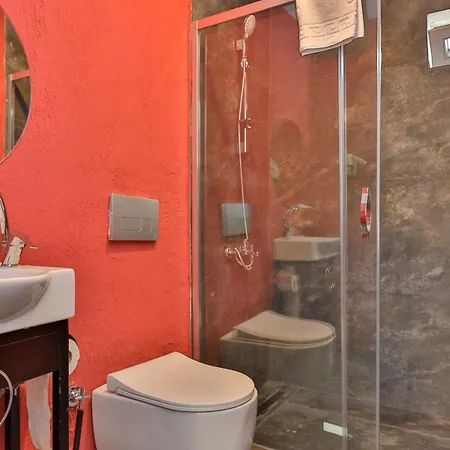 Wolf Of The City & Spa Hotell
